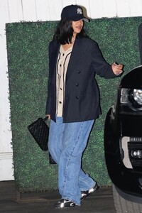 rihanna-redefines-mom-style-with-iconic-chanel-twin-bags-8.jpg
