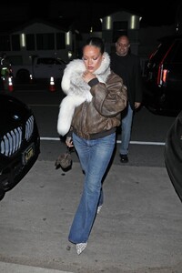 rihanna-s-casual-chic-look-at-giorgio-baldi-sparks-buzz-8.jpg