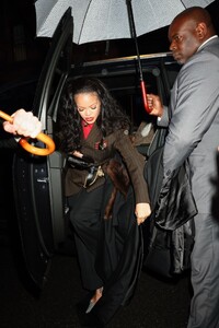 rihanna-s-chic-arrival-at-met-gala-chair-dinner-0.jpg