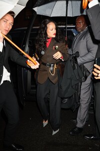 rihanna-s-chic-arrival-at-met-gala-chair-dinner-3.jpg