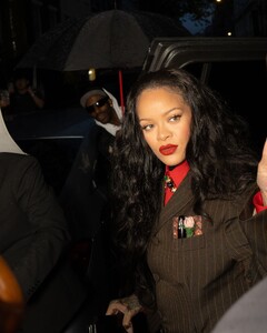 rihanna-s-chic-arrival-at-met-gala-chair-dinner-4.jpg