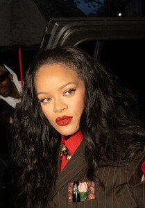 rihanna-s-chic-arrival-at-met-gala-chair-dinner-5.jpg