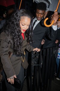 rihanna-s-chic-arrival-at-met-gala-chair-dinner-6.jpg