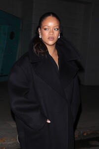 rihanna-s-chic-giorgio-baldi-look-steals-spotlight-0.jpg