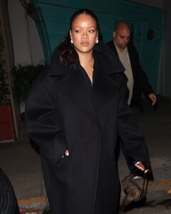 rihanna-s-chic-giorgio-baldi-look-steals-spotlight-1.jpg