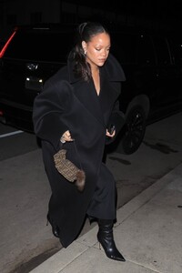 rihanna-s-chic-giorgio-baldi-look-steals-spotlight-4.jpg