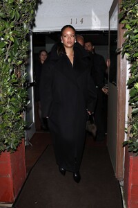 rihanna-s-chic-giorgio-baldi-look-steals-spotlight-5.jpg