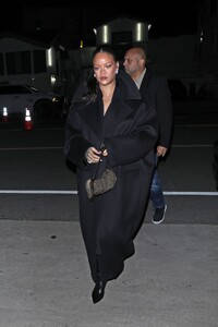 rihanna-s-chic-giorgio-baldi-look-steals-spotlight-7.jpg