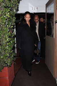rihanna-s-chic-giorgio-baldi-look-steals-spotlight-8.jpg