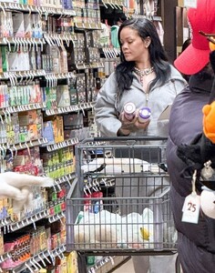 rihanna-spotted-grocery-shopping-at-bristol-farms-1.jpg