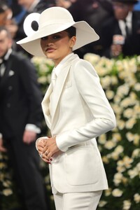 zendaya-s-iconic-met-gala-2025-look-tailoring-black-style-8.jpg
