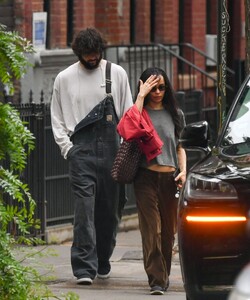 zoe-kravitz-s-casual-outing-in-new-york-city-2.jpg