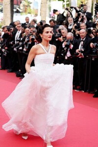 zoey-deutch-in-chanel-at-cannes-nouvelle-vague-premiere-2.jpg
