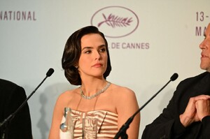zoey-deutch-nouvelle-vague-cannes-press-2.jpg