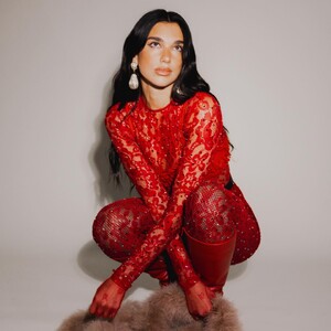 607674505_dualipa-20250605_070242-3.jpg