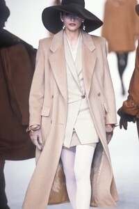 Cerruti 1991 Women RTW 49.jpg