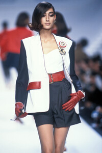 Christian Dior 1992 Women RTW 40.jpg