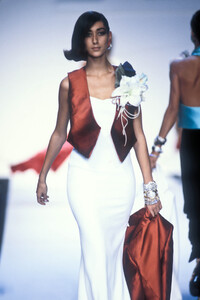 Christian Dior 1992 Women RTW 75.jpg