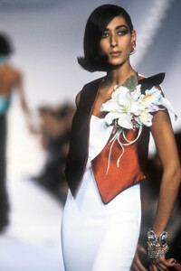 Christian Dior 1992 Women RTW 76.jpg