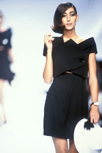 Christian Dior 1992 Women RTW 97.jpg
