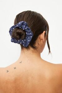 Scrunchie_palemro_web.jpg
