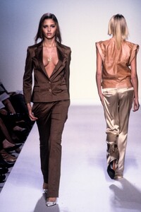 Victor Alfaro 2001 Women RTW 16.jpg