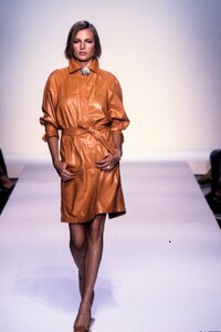Victor Alfaro 2001 Women RTW 29.jpg