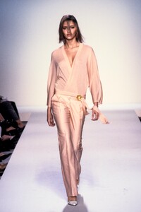 Victor Alfaro 2001 Women RTW 49.jpg