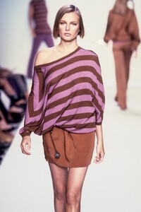 Victor Alfaro 2001 Women RTW 54.jpg