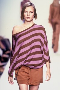 Victor Alfaro 2001 Women RTW 55.jpg