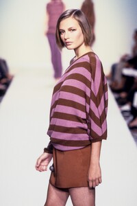 Victor Alfaro 2001 Women RTW 56.jpg