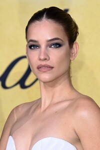 barbara-palvin-vivienne-westwood-gown-amfar-cannes-2025-1.jpg