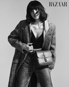 blackpink-211008-lisa-harpers-bazaar-thailand-2.jpg