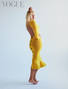 la-modelo-argentina-valeria-mazza-en-vogue.webp