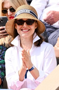 natalie-portman-s-effortless-parisian-chic-at-the-french-open-0.jpg