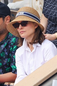 natalie-portman-s-effortless-parisian-chic-at-the-french-open-3.jpg