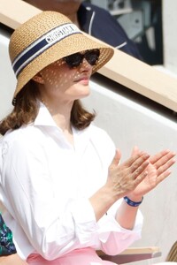 natalie-portman-s-effortless-parisian-chic-at-the-french-open-4.jpg