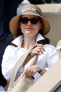 natalie-portman-s-effortless-parisian-chic-at-the-french-open-5.jpg