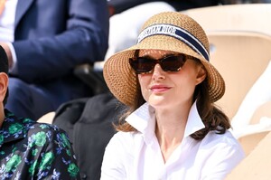 natalie-portman-s-effortless-parisian-chic-at-the-french-open-6.jpg