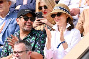 natalie-portman-s-effortless-parisian-chic-at-the-french-open-7.jpg