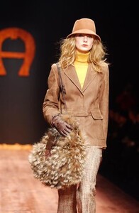 thy f03aigner-14-32 bl.jpg