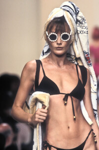 Chanel 1994 Women RTW 133.jpg