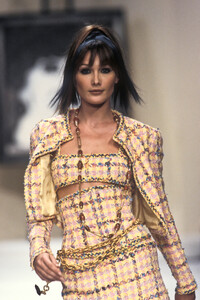 Chanel 1994 Women RTW 85.jpg