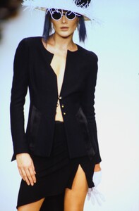 Chanel 1994 Women RTW 97.jpg