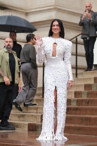 Dua_Lipa_at_Schiaparelli_Haute_Couture_fashion_show_at_Paris_Fashion_Week_in_Paris_07-07-2025__21_.jpg