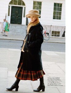 Harper's Bazaar France August 2025 LC_17.jpeg