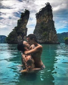 Josephine Skriver - Instagram [2017.11.23].jpg