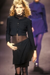 Karl Lagerfeld 1994 Women RTW 18.jpg
