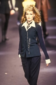Karl Lagerfeld 1994 Women RTW 27.jpg