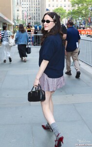 MRB-Candids2025-ArrivingOnsetoftheTODAYShowinNYC-004.jpg